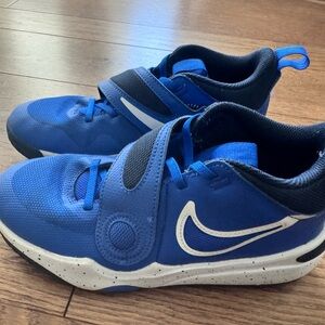 Nike Team Hustle D 11 Boys Basketball Sneakers Velcro Size 6